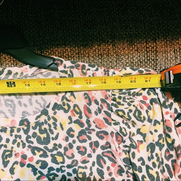 CY Fashion Leopard Print Top With Puffy Sleeves Yellow Pink White Black Large - Picture 6 of 7
